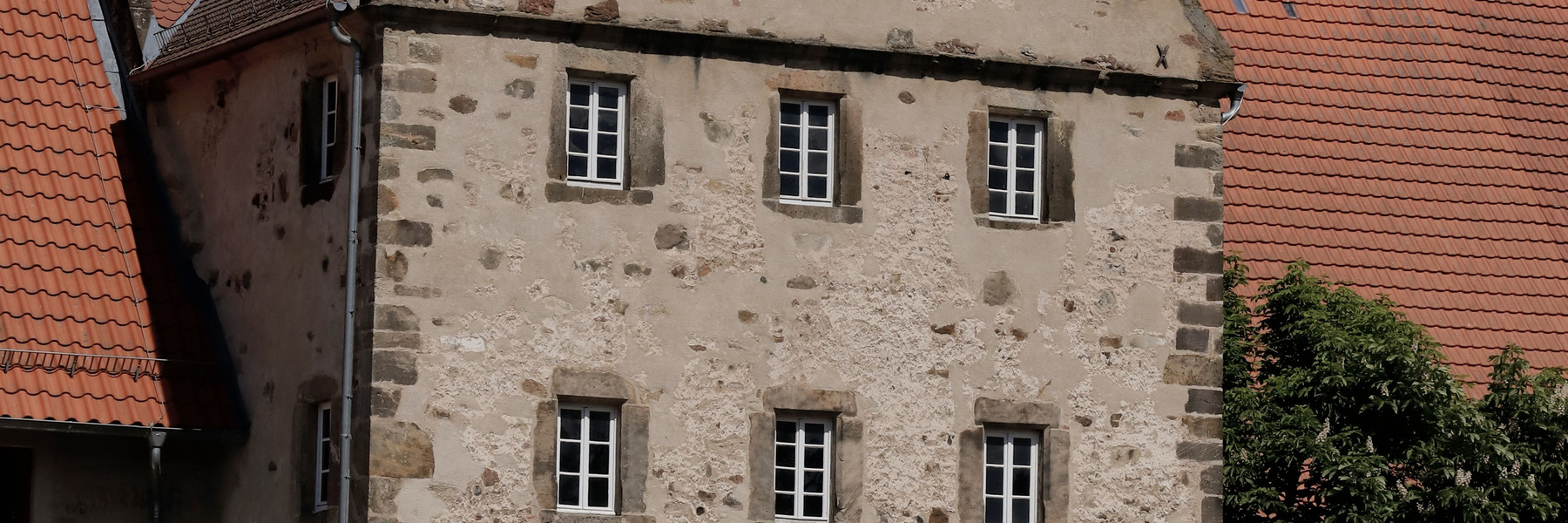 Historisches deutsches Wohngebäude mit gut erkennbarer Fassade und Dachform