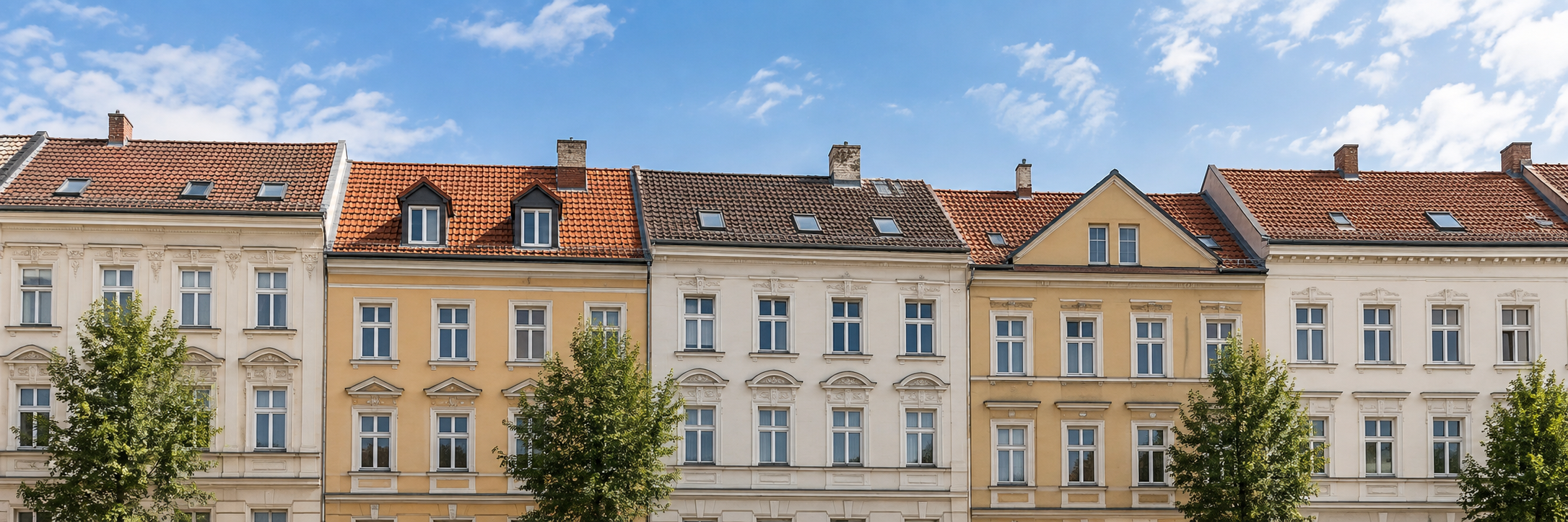 Historische Wohnhäuser mit sichtbaren Fassaden und Dachformen